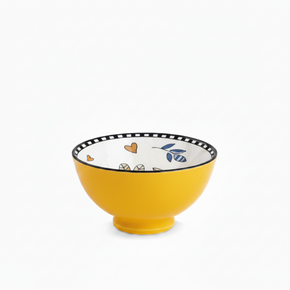 Bowl da linha Cocoricò, marca da empresa Egan Italy. Em porcelana New Bone, é estampada por dentro e amarela por fora.