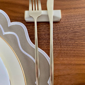 https://sosweetkasa.com.br/products/kit-4-descansos-para-talher-em-laca-off-white-e-bordas-douradas-elegancia-para-sua-mesa