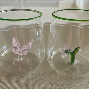 Encantador kit 2 de copos 3D. Com uma flor e uma borboleta delicadas no fundo, cada gole é uma experiência mágica. 
