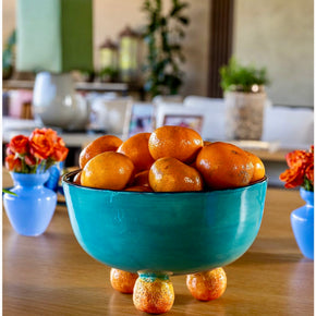 O bowl azul com pezinhos de laranja vai roubar a cena em sua mesa posta. É funcional na hora de servir alimentos e lindo como centro de mesa. 100% feito à mão.