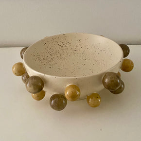 Uma verdadeira escultura para adornar sua sala de jantar, o centro de mesa em cerâmica artesanal decorada com esferas em tons de fendi, mostarda e bege, vai encantar! 