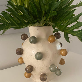 Seu décor ficará incrível com este vaso em cerâmica artesanal com esferas em tons neutros. Ideal para aparadores, mesas de centro ou lateral e estantes. Confira!