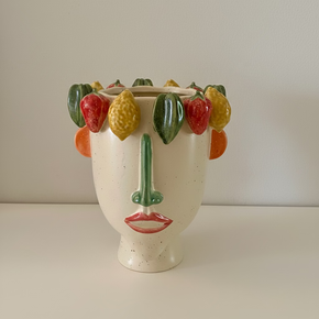 Inspirado nas famosas Teste di Moro, este vaso em cerâmica traz a elegância italiana e a beleza das frutas para sua decoração. Um verdadeiro tesouro visual!