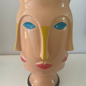 Eleve o nível do seu décor com o vaso Faces. Base em cor rosa nude e traços coloridos em cerâmica de alta qualidade. Arte, design e sofisticação em uma única peça.
