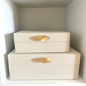 Conjunto com 2 caixas decorativas que organizam e complementam o décor, deixando prateleiras e estantes muito mais elegantes.