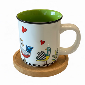 Design vibrante e colorido na caneca da linha Cocoricò para tomar sua bebida favorita!