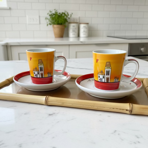 O conjunto de 2 xícaras com pires que é o presente ideal para quem curte café e design.