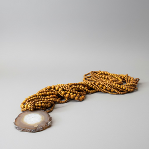 Colar do Studio L, na cor caramelo, com contas de madeira de tamanho variados e medalhão de pedra ágata natural.