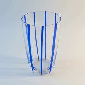 Kit 6 copos listrados que adiciona cor e sofisticação à sua mesa. Design artesanal, vidro de alta qualidade e estilo mediterrâneo único. Confira!