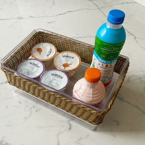 A caixa multiuso de vime é perfeita para servir iogurtes, pois mantém o frescor do alimento.