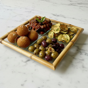 Seus aperitivos ficam mais gostosos nessa petisqueira de vidro e bambu natural. 