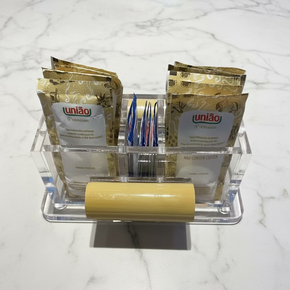 Organizador de sachês feito de acrílico cristal transparente com duas alças laterais cilíndricas de bambu e 3 divisórias.