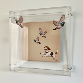 Quadro de azulejo ilustrado com cachorro e pombos dentro de caixa de acrílico transparente da Greghi Design.