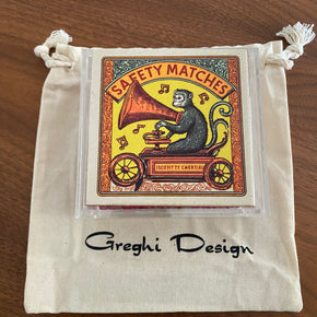 Caixa de fósforos em acrílico do artista Greghy Design, estampa Monkey. 