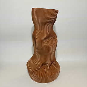 Vaso Amassadinho, em bioplástico, feito em computador e modelado por mãos humanas. 