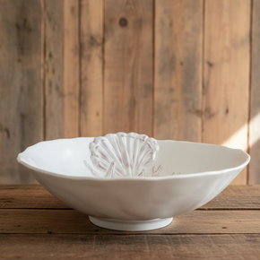 Saladeira em melamina premium cor off white. A peça exibe design com elementos marinhos em relevo na borda, ideal para composições de mesa posta de luxo em ambientes externos ou litorâneos.