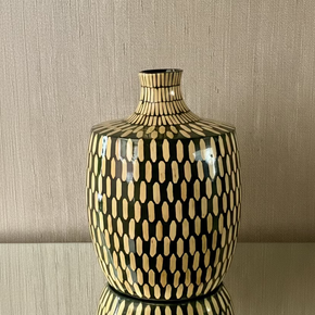 Vaso grande em bambu natural trabalhado à mão, estilo moderno e sustentável, dimensões 37x25,5cm.