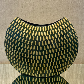 Vaso decorativo em bambu natural com padronagem geométrica em preto e creme, acabamento de alto brilho, design escultural So Sweet Kasa.
