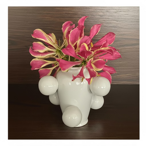 O vaso Bolotas é feito em porcelana de forma artesanal. Pode ser usado em diferentes posições.