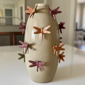 Vaso de cerâmica craquelê, cor fendi, com libélulas coloridas em relevo So Sweet Kasa.