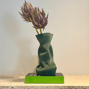 Feito em bioplástico, por computador e depois modelado por mãos humanas, o vaso Amassadinho é leve, tem textura, movimento e lindo design.