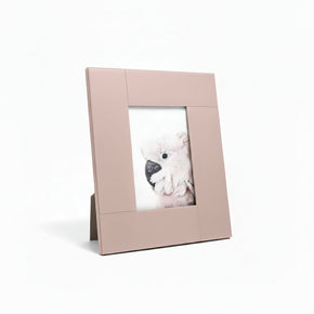 Porta-retrato de mesa com moldura larga em vidro polido na cor rosé para fotos tamanho 13 x 18 cm.