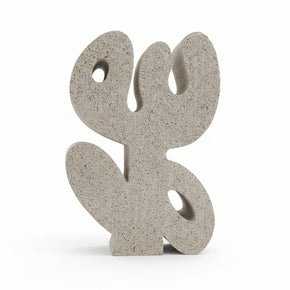 Escultura decorativa Garden Flor Alta em concreto celular bege areia com textura porosa, design orgânico assinado pelo Estúdio OIO.