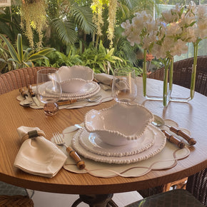 Bowls individuais em melamina premium da linha Vanilla Pearl, com bordas onduladas decoradas com esferas tipo pérola e acabamento com micropigmentos, exibidos em mesa posta elegante.