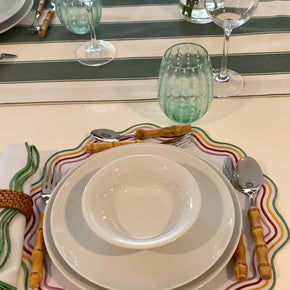 O kit 2 jogos americanos impermeáveis com bordados coloridos que deixa a mesa mais alegre.