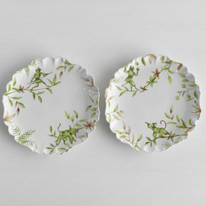 Pratos rasos de cerâmica off white com as 2 estampas de macacos verdes e folhas, da linha Green Monkeys Maison Blanche. O kit tem 6 pratos, 3 de cada estampa.