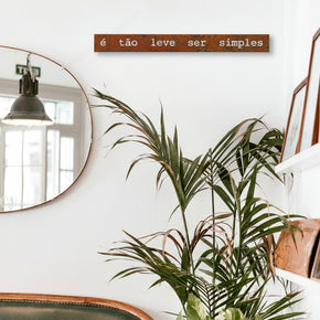 FRASE EM PLACA VAZADA DE FERRO "É TÃO LEVE SER SIMPLES"