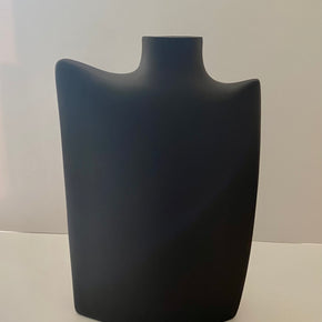 VASO EM RESINA FORMATO ORGÂNICO PRETO FOSCO