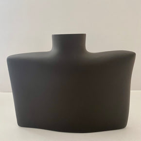 VASO EM RESINA FORMATO ORGÂNICO, BAIXO, PRETO FOSCO