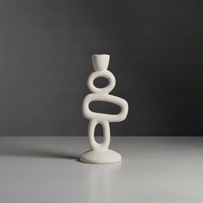 Castiçal vertical de resina branca micro pigmentada, com formas  vazadas e design abstrato.