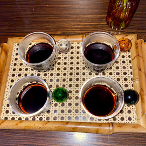 KIT 4 XÍCARAS DE VIDRO PARA CAFÉ COM ALÇAS DE BOLINHA.