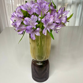 VASO DE VIDRO CANELADO ÂMBAR E VIOLETA MODELO COPO.