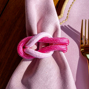 O guardanapo de linho misto cor rosa acrescenta delicadeza à mesa posta. 