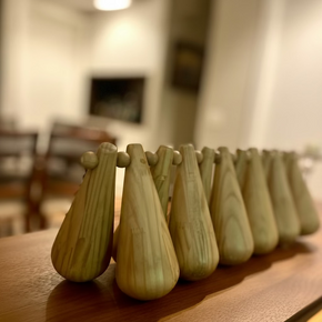 A escultura Itamarati é formada por 12 peças alongadas esculpidas em madeira maciça, em formato de gota, unidas por uma estrutura central.