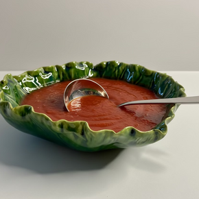 Quase uma escultura, o bowl Vitória Régia em cerâmica 100% artesanal Zanatta Casa, não vai passar despercebido. Com borda recortada e design botânico, vai ser sucesso. 