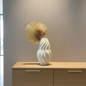 O vaso escultural cor off white tem acabamento texturizado e design diferenciado. Perfeito para decorar aparadores.