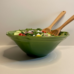 O bowl para servir que deixa os preparos mais apetitosos! É leve, resistente, versátil e tem um design requintado. Modelado e pintado à mão! Na So Sweet Kasa!