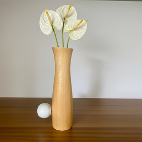 Vaso de madeira, feito à mão, com decoração em porcelana branca. Do Estúdio OIO. Dentro tem um tubo de vidro para receber flores naturais.