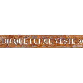 FRASE EM PLACA VAZADA DE FERRO "NADA DO QUE FUI ME VESTE AGORA" MERCATTO CASA