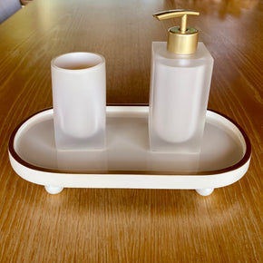 Porta-sabonete e copo em poliresina bege claro. Válvula pump dourado fosco. Elegância no lavabo ou banheiro.