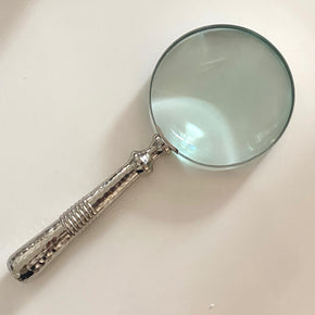 LUPA DECORATIVA EM METAL E POLIRESINA PRATA