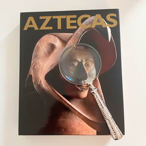 Lupa decorativa dá personalidade à decoração de escritórios, mesas de estudo ou onde haja livros e revistas. Tem aro em metal e cabo em poliresina.