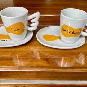 PAR DE XÍCARAS EM PORCELANA "PRO DIA NASCER FELIZ" GREGHY DESIGN