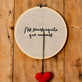 ENFEITE DE PAREDE BASTIDOR BORDADO "NÓS SOMOS AQUILO QUE AMAMOS"