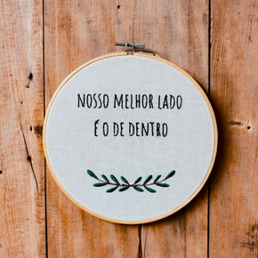 ENFEITE DE PAREDE BASTIDOR BORDADO "NOSSO MELHOR LADO"