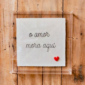 https://sosweetkasa.com.br/products/quadro-de-acrilico-com-bordado-o-amor-mora-aqui

